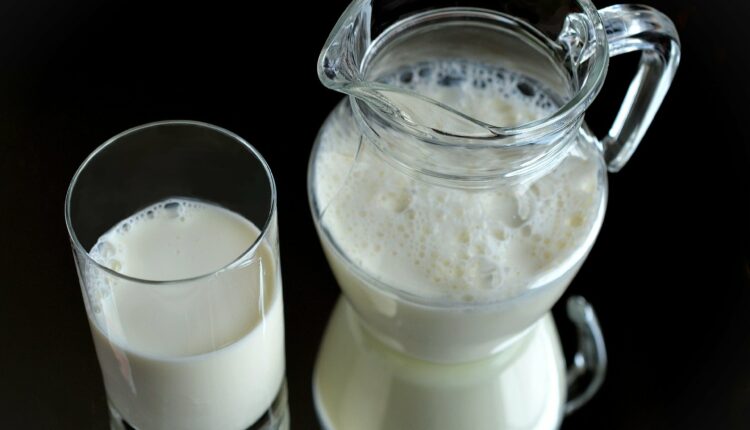 молоко в склянці